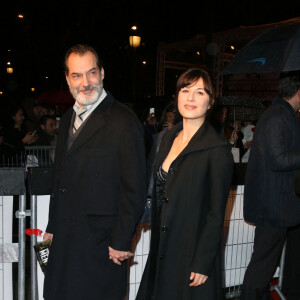 Samuel Labarthe et sa femme Helene Medigue arrivent à l'avant-première du film 'The Monuments men' à l'UGC Normandie sur les Champs-Elysées à Paris le 12 Février 2014. 