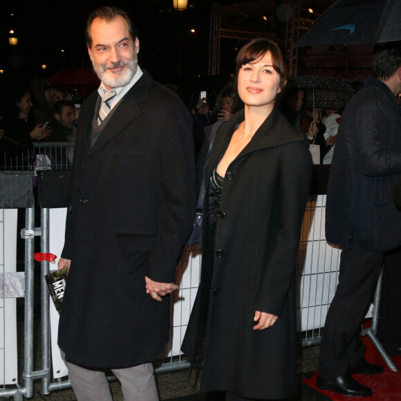 Samuel Labarthe et sa femme Helene Medigue arrivent à l'avant-première du film 'The Monuments men' à l'UGC Normandie sur les Champs-Elysées à Paris le 12 Février 2014. 