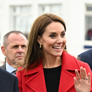 Le prince William, prince de Galles, et Catherine (Kate) Middleton, princesse de Galles, arrivent pour une visite à la station de sauvetage RNLI Holyhead à Holyhead, Pays de Galles, Royaume Uni, le 27 septembre 2022. Le couple princier rencontre l'équipage, les bénévoles et certains de ceux qui ont été soutenus par leur unité locale. Holyhead est l'une des trois plus anciennes stations de sauvetage de la côte galloise et a une histoire de bravoure remarquable, ayant reçu 70 prix pour bravoure. 