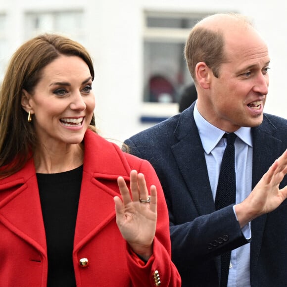 Le prince William, prince de Galles, et Catherine (Kate) Middleton, princesse de Galles, arrivent pour une visite à la station de sauvetage RNLI Holyhead à Holyhead, Pays de Galles, Royaume Uni, le 27 septembre 2022. Le couple princier rencontre l'équipage, les bénévoles et certains de ceux qui ont été soutenus par leur unité locale. Holyhead est l'une des trois plus anciennes stations de sauvetage de la côte galloise et a une histoire de bravoure remarquable, ayant reçu 70 prix pour bravoure. 