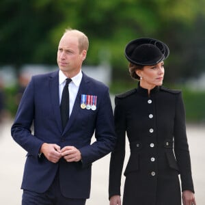 Le prince William, prince de Galles, et Catherine (Kate) Middleton, princesse de Galles, au centre d'entraînement de l'armée (ATC) Pirbright à Guildford, le 16 septembre 2022. Cette visite a pour but de pour rencontrer des troupes du Commonwealth qui ont été déployées au Royaume-Uni pour participer aux funérailles de la reine Elizabeth II. Des soldats du Canada, d'Australie et de Nouvelle-Zélande se sont réunis à Pirbright pour répéter leurs rôles lors des funérailles de la souveraine, prévues le 19 septembre 2022. 