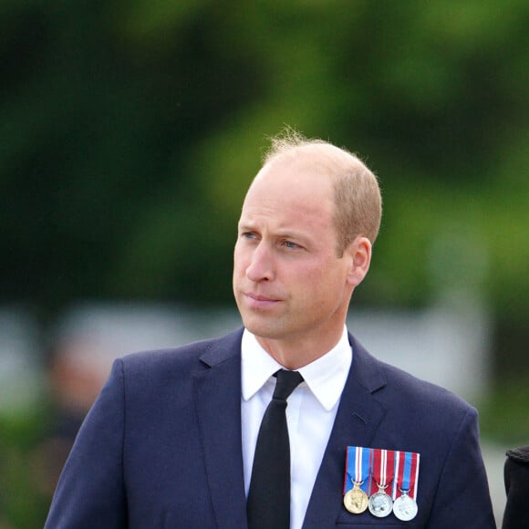 Le prince William, prince de Galles, et Catherine (Kate) Middleton, princesse de Galles, au centre d'entraînement de l'armée (ATC) Pirbright à Guildford, le 16 septembre 2022. Cette visite a pour but de pour rencontrer des troupes du Commonwealth qui ont été déployées au Royaume-Uni pour participer aux funérailles de la reine Elizabeth II. Des soldats du Canada, d'Australie et de Nouvelle-Zélande se sont réunis à Pirbright pour répéter leurs rôles lors des funérailles de la souveraine, prévues le 19 septembre 2022. 