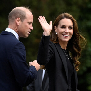 Le prince William, prince de Galles, et Catherine (Kate) Middleton, princesse de Galles regardent les hommages floraux laissés par les membres du public aux portes de Sandringham House à Norfolk, Royaume Uni, le 15 septembre 2022, après la mort de la reine Elisabeth II. 