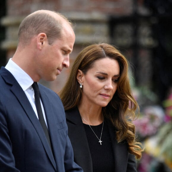 Le prince William, prince de Galles, et Catherine (Kate) Middleton, princesse de Galles regardent les hommages floraux laissés par les membres du public aux portes de Sandringham House à Norfolk, Royaume Uni, le 15 septembre 2022, après la mort de la reine Elisabeth II. 