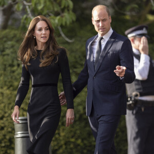 Le prince de Galles William, la princesse de Galles Kate Catherine Middleton à la rencontre de la foule devant le château de Windsor, suite au décès de la reine Elisabeth II d'Angleterre. Le 10 septembre 2022 