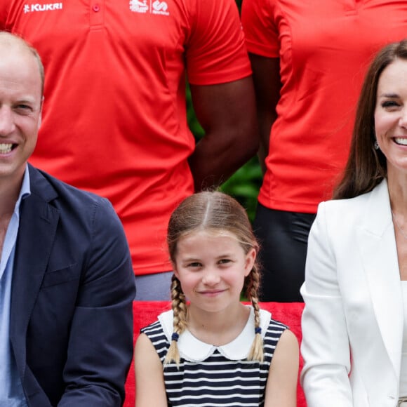 Le prince William, duc de Cambridge, et Catherine (Kate) Middleton, duchesse de Cambridge, avec la princesse Charlotte de Cambridge visitent l'association "SportsAid House" en marge des Jeux du Commonwealth de Birmingham, le 2 août 2022. 