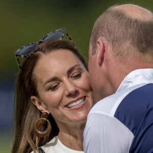 Le prince William, duc de Cambridge, et Catherine (Kate) Middleton, duchesse de Cambridge, arrivent au match de polo caritatif Out-Sourcing Inc au Guards Polo Club, Smiths Lawn à Windsor le 6 juillet 2022. 