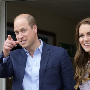 Le prince William, duc de Cambridge, et Catherine (Kate) Middleton, duchesse de Cambridge, lors d'une visite à l'organisme de bienfaisance pour le logement "Jimmy's" à Cambridge, le 23 juin 2022. L'association apporte un soutien crucial aux personnes sans abri. 