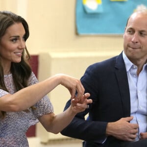 Le prince William, duc de Cambridge, et Catherine (Kate) Middleton, duchesse de Cambridge, lors d'une visite à l'organisme de bienfaisance pour le logement "Jimmy's" à Cambridge, le 23 juin 2022. L'association apporte un soutien crucial aux personnes sans abri. 