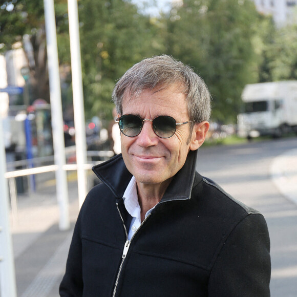 David Pujadas, qui officie actuellement sur LCI, arrive devant les studios de Radio France, le 22 septembre 2020 à Paris. © Panoramic / Bestimage.