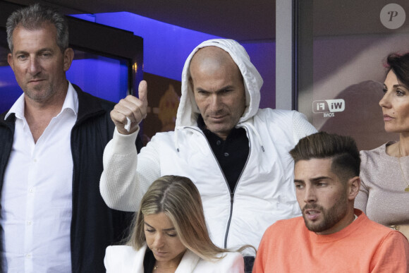 Zinedine Zidane, sa femme Véronique, leur fils Luca et sa compagne Marina - Les célébrités assistent à la victoire du Real Madrid face à Liverpool (1-0) en finale de la Ligue des Champions au stade de France, le 28 mai 2022. © Cyril Moreau / Bestimage.