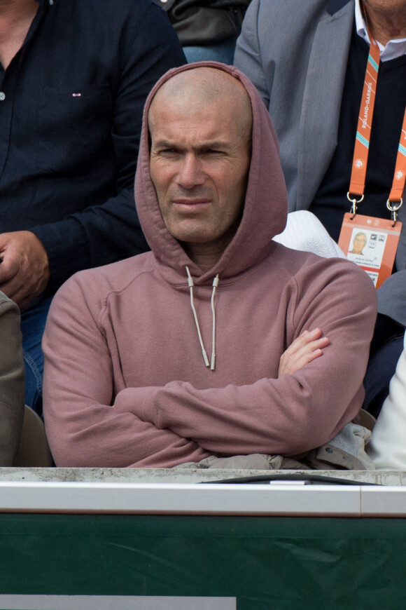 Zinedine Zidane - Les célébrités dans les tribunes lors des Internationaux de France de Tennis de Roland Garros 2022, le 27 mai 2022. © MPP / Bestimage.
