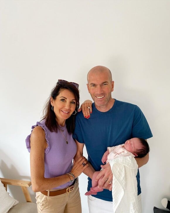 Zinedine Zidane, sa femme Véronique et leur petite-fille Sia.