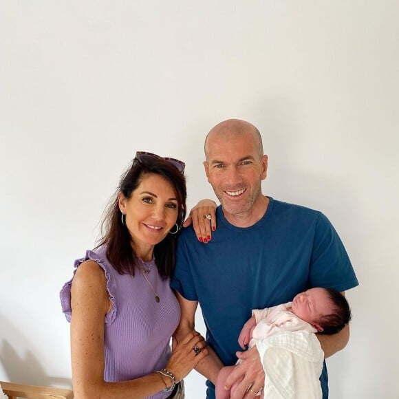 Zinedine Zidane, sa femme Véronique et leur petite-fille Sia.