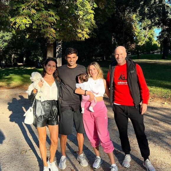 Enzo Zidane, accompagné de sa mère Véronique, sa compagne Karen Goncalves, leur fille Sia et Zinedine Zidane à Madrid.