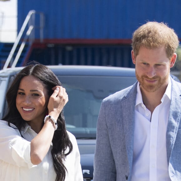 Le prince Harry, duc de Sussex, et Meghan Markle, duchesse de Sussex, rencontrent des jeunes entrepreneurs locaux à Tembisa près de Johannesburg, le 2 octobre 2019, lors de leur dernier jour en Afrique du Sud. Sur place, le couple princier a pris connaissance des initiatives en matière de compétences pour répondre au chômage croissant auquel sont confrontés les jeunes en Afrique du Sud. 