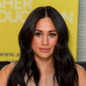 Meghan Markle, duchesse de Sussex, à l'Université de Johannesburg où elle participe à une table ronde avec l'Association des universités du Commonwealth, dont elle est la marraine à Johannesburg, Afrique du Sud, le 1er octobre 2019. La duchesse de Sussex porte une robe sans manches de la marque "Banana Republic". 