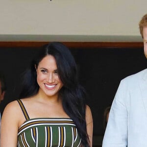 Le prince Harry, duc de Sussex, et Meghan Markle, duchesse de Sussex, lors d'une réception dans les jardins de la résidence du haut-commissaire britannique au Cap, Afrique du Sud, le 24 septembre 2019. 