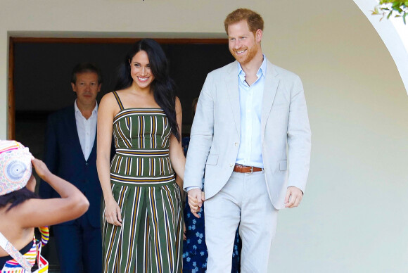 Le prince Harry, duc de Sussex, et Meghan Markle, duchesse de Sussex, lors d'une réception dans les jardins de la résidence du haut-commissaire britannique au Cap, Afrique du Sud, le 24 septembre 2019. 