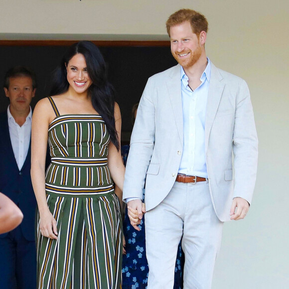 Le prince Harry, duc de Sussex, et Meghan Markle, duchesse de Sussex, lors d'une réception dans les jardins de la résidence du haut-commissaire britannique au Cap, Afrique du Sud, le 24 septembre 2019. 