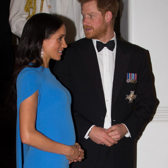 Le prince Harry, duc de Sussex, et Meghan Markle, duchesse de Sussex (enceinte) arrivent au dîner d'Etat donné en leur honneur à Suva, Îles Fidji le 23 octobre 2018. 