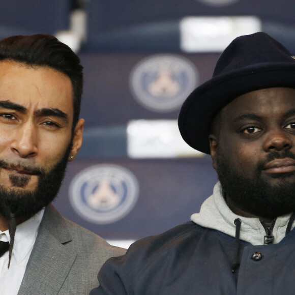 La Fouine (Laouni Mouhid) et Issa Doumbia lors du match Psg-Saint-Etienne Ligue 1 au Parc des Princes à Paris, le 25 octobre 2015. © Agence/Bestimag