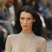 Bella Hadid dévoile sa poitrine au défilé Stella McCartney, devant Tina Kunakey et Carla Ginola bien au chaud