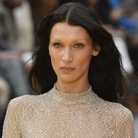 Bella Hadid dévoile sa poitrine au défilé Stella McCartney, devant Tina Kunakey et Carla Ginola bien au chaud