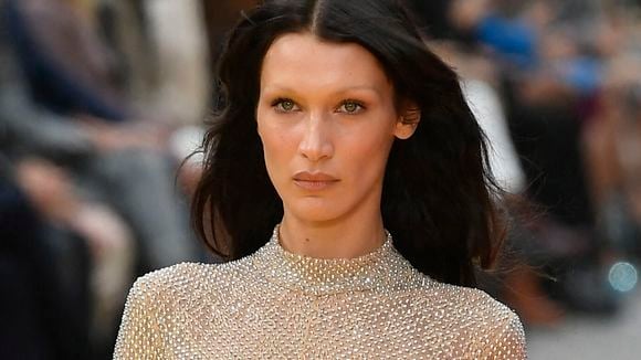 Bella Hadid dévoile sa poitrine au défilé Stella McCartney, devant Tina Kunakey et Carla Ginola bien au chaud