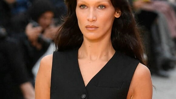 Bella Hadid dévoile sa poitrine au défilé Stella McCartney, devant Tina Kunakey et Carla Ginola bien au chaud