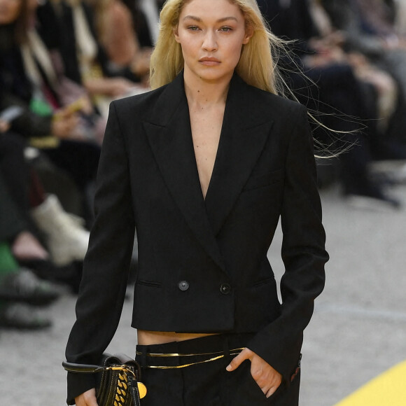 Gigi Hadid - Défilé prêt-à-porter printemps-été 2023 "Stella McCartney" lors de la fashion week de Paris le 3 octobre 2022. 