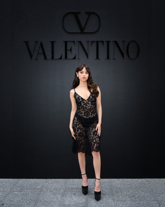 Jenna Ortega - Arrivées au défilé Valentino Collection Femme Prêt-à-porter Printemps/Eté 2023 lors de la Fashion Week de Paris (PFW), France, le 2 octobre 2022.