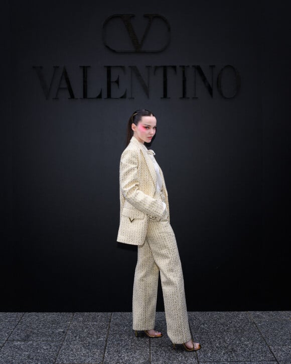 Dove Cameron - Arrivées au défilé Valentino Collection Femme Prêt-à-porter Printemps/Eté 2023 lors de la Fashion Week de Paris (PFW), France, le 2 octobre 2022.