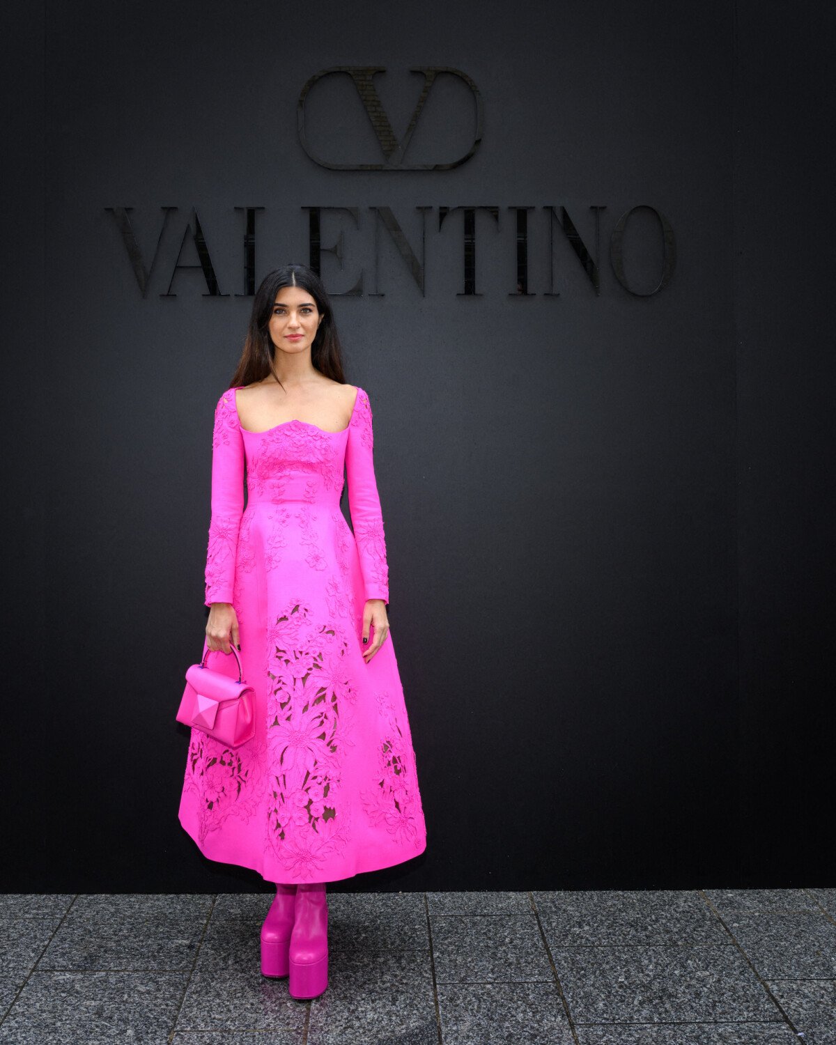 Vidéo : Tuba Buyukustun - Arrivées au défilé Valentino Collection Femme  Prêt-à-porter Printemps/Eté 2023 lors de la Fashion Week de Paris (PFW),  France, le 2 octobre 2022. - Purepeople