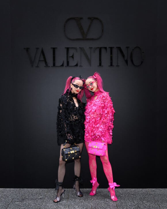 Ami Suzuki (Amiaya), Aya Suzuki (Amiaya) - Arrivées au défilé Valentino Collection Femme Prêt-à-porter Printemps/Eté 2023 lors de la Fashion Week de Paris (PFW), France, le 2 octobre 2022.