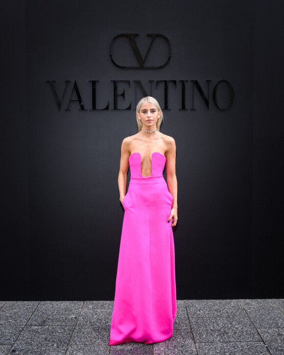 Caro Daur - Arrivées au défilé Valentino Collection Femme Prêt-à-porter Printemps/Eté 2023 lors de la Fashion Week de Paris (PFW), France, le 2 octobre 2022.