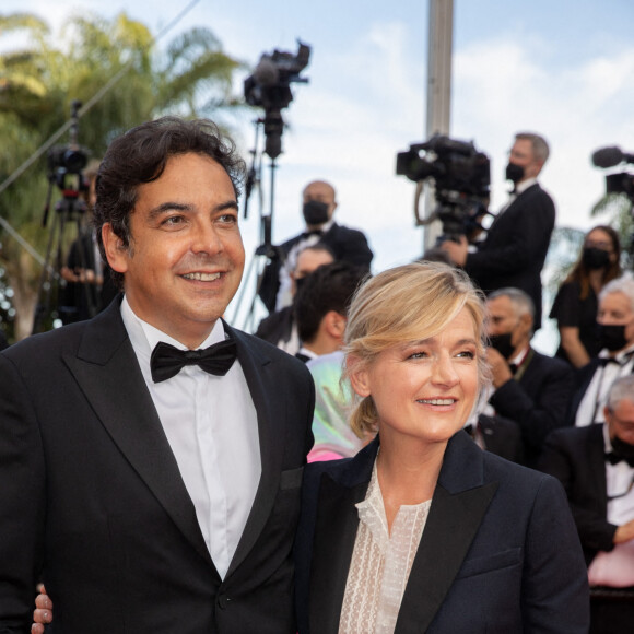 Patrick Cohen et Anne-Elisabeth Lemoine - Montée des marches du film " Annette " lors de la cérémonie d'ouverture du 74ème Festival International du Film de Cannes. Le 6 juillet 2021 © Borde-Jacovides-Moreau / Bestimage