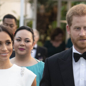 Le prince Harry, duc de Sussex, et Meghan Markle, duchesse de Sussex (enceinte) assistent officiellement à un accueil à la Maison consulaire de Tonga le premier jour de leur visite dans le pays, le 25 octobre 2018. 