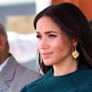 Meghan Markle, duchesse de Sussex (enceinte) assiste à une cérémonie traditionnelle fidjienne à la dernière étape de leur voyage officiel aux Fidji, à Nadi, Fidji, le 25 octobre 2018. Le duc et la duchesse de Sussex ont assisté à l'inauguration d'une statue en mémoire de Talaiasi Labalaba (1942-1972), héros militaire originaire des Fidji qui servait dans les SAS au sultanat d'Oman lors d'une attaque. Sa bravoure (il continua à vider son chargeur malgré le fait qu'il avait été touché à la mâchoire) permit que le commandement britannique puisse repousser les assaillants. Il est inhumé en Angleterre. 