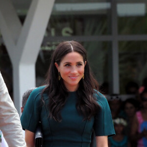 Le prince Harry, duc de Sussex, et Meghan Markle, duchesse de Sussex (enceinte) assistent à une cérémonie traditionnelle fidjienne à la dernière étape de leur voyage officiel aux Fidji, à Nadi, Fidji, le 25 octobre 2018. Le duc et la duchesse de Sussex ont assisté à l'inauguration d'une statue en mémoire de Talaiasi Labalaba (1942-1972), héros militaire originaire des Fidji qui servait dans les SAS au sultanat d'Oman lors d'une attaque. Sa bravoure (il continua à vider son chargeur malgré le fait qu'il avait été touché à la mâchoire) permit que le commandement britannique puisse repousser les assaillants. Il est inhumé en Angleterre. 