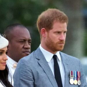 Le prince Harry, duc de Sussex et sa femme Meghan Markle, duchesse de Sussex (enceinte) lors d'une cérémonie aux îles Fidji au Albert Park dans le cadre de leur voyage officiel, le 23 octobre 2018. Le prince Harry, duc de Sussex a reçu une tasse de kava lors de cette cérémonie d'accueil. 