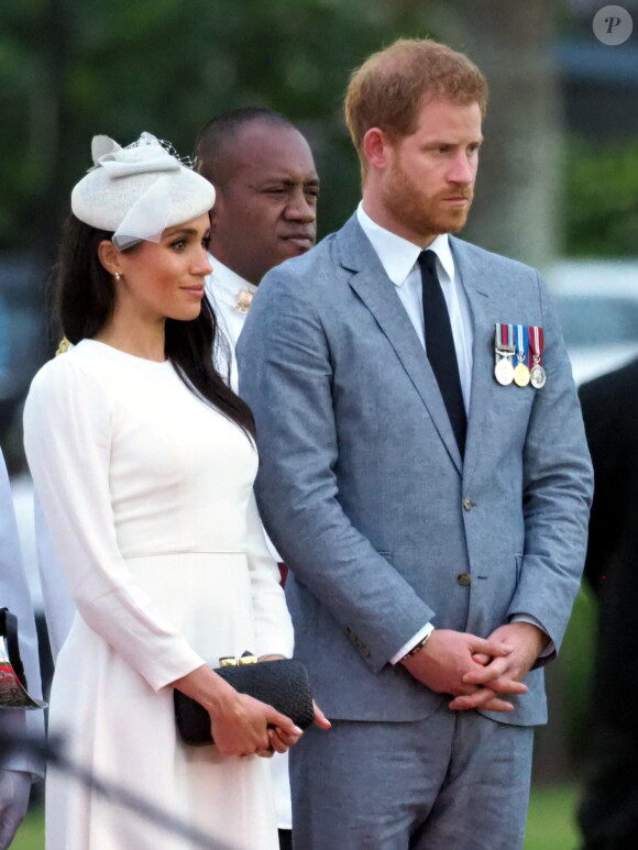 Le prince Harry, duc de Sussex et sa femme Meghan Markle, duchesse de Sussex (enceinte) lors d'une cérémonie aux îles Fidji au Albert Park dans le cadre de leur voyage officiel, le 23 octobre 2018. Le prince Harry, duc de Sussex a reçu une tasse de kava lors de cette cérémonie d'accueil. 
