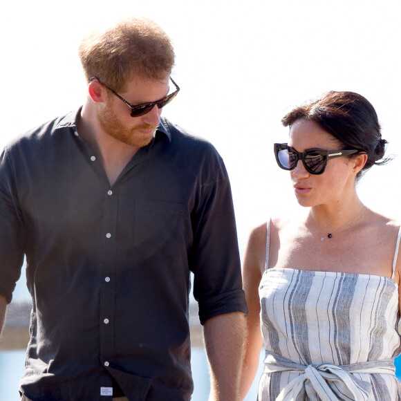 Le prince Harry, duc de Sussex, et Meghan Markle (enceinte), duchesse de Sussex, se promènent sur Kingfisher Bay Resort à Fraser Island, à l'occasion de leur voyage officiel en Australie. Le 22 octobre 2018 