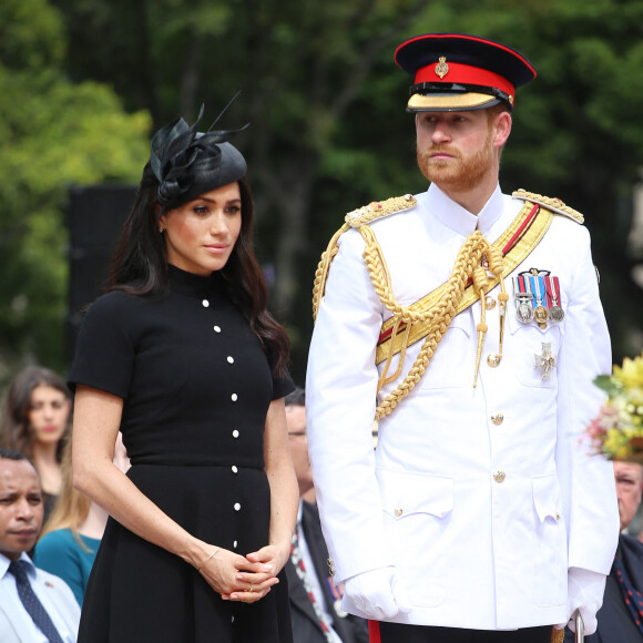 Le prince Harry, duc de Sussex, et Meghan Markle, duchesse de Sussex, enceinte, déposent une couronne au monument de guerre de l'ANZAC à Sydney, le 20 octobre 2018. 