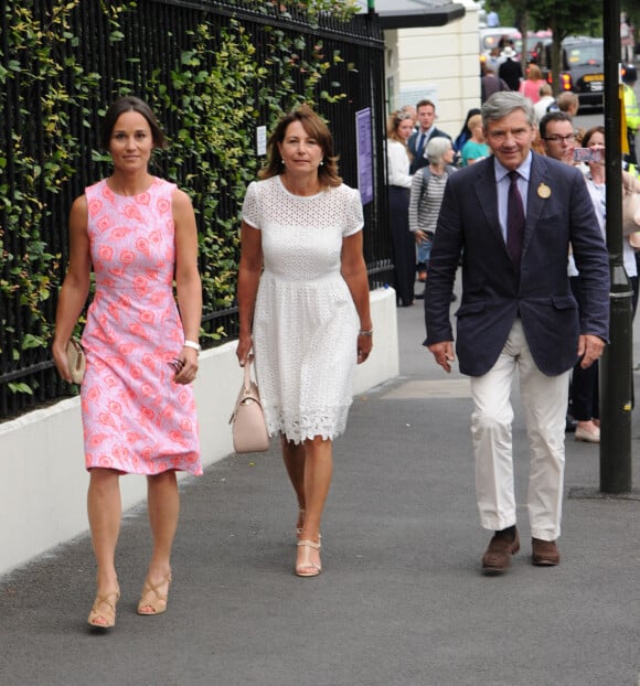 Pippa Middleton et ses parents Carole et Michael - La famille Middleton à la sortie des tribunes du tournoi de tennis de Wimbledon. Le 6 juillet 2016 