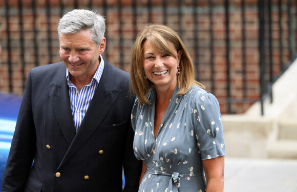 Carole et Michael Middleton sont alles voir leur petit-fils, le nouveau ne de la famille royale, le bebe de Kate Middleton et du prince William, a la maternite de l'hopital St-Mary a Londres. Le 23 juillet 2013 