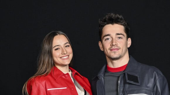 Charles Leclerc amoureux : baiser passionné avec la belle Charlotte, au milieu d'une sacrée foule