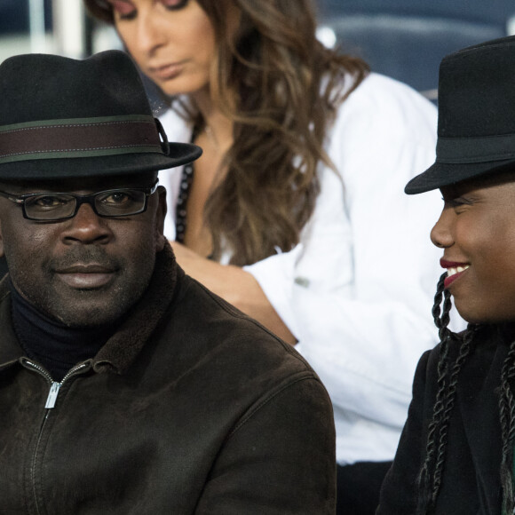 Lilian Thuram et sa compagne Kareen Guiock dans les tribunes du parc des princes lors du match de football de ligue 1, le Paris Saint-Germain (PSG) contre En Avant de Guingamp (EAG) à Paris, France, le 29 avril 2018. Paris et Guingamp ont fait match nul 2 - 2. © Cyril Moreau/Bestimage