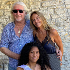 Patrick Sébastien prend la pose avec sa femme Nana et leur fille adoptive Lily.