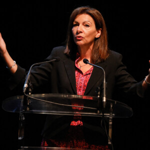 Anne Hidalgo (maire de Paris) - Conférence de presse du projet "Réenchanter les Champs-Elysées" qui vise à transformer "la plus belle avenue du monde" avant les Jeux olympiques d'été de 2024 au théâtre du Rond-Point à Paris, France, le 11 mai 2022. Ce projet est mené de concert entre la mairie de Paris et le comité des Champs-Elysées. Avec un budget de 24 M¤, ce projet urbain a pour but de repenser l'espace public afin que les parisiens se réapproprient l'espace entre la place de la Concorde et la porte Maillot, en lui redonnant son "charme d'antant", en harmonisant les terrasses et mobiliers urbains. Ceci afin de redonner aux Champs son but premier: un espace de promenade paisible et attractif . © Christophe Clovis/Bestimage 